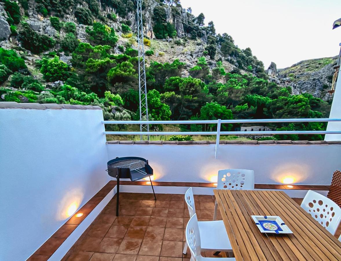 فيلا Grazalema - Casita La Calma - Incredible Views, Clima Frio-Calor, Wifi & Private Parking Optional المظهر الخارجي الصورة