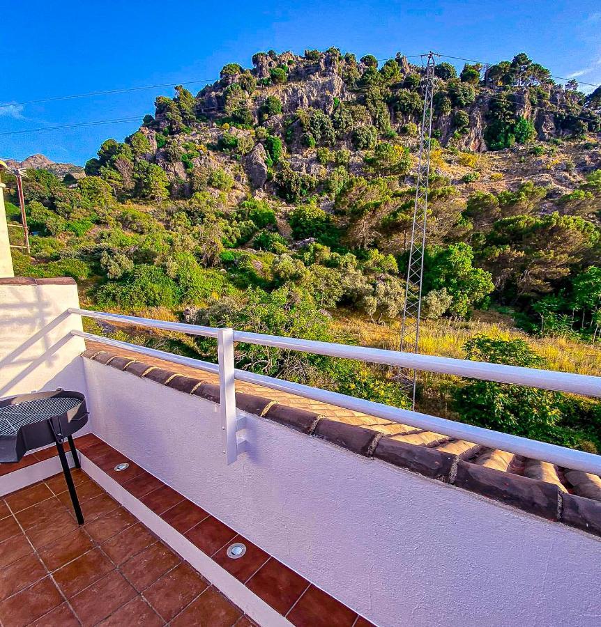 فيلا Grazalema - Casita La Calma - Incredible Views, Clima Frio-Calor, Wifi & Private Parking Optional المظهر الخارجي الصورة